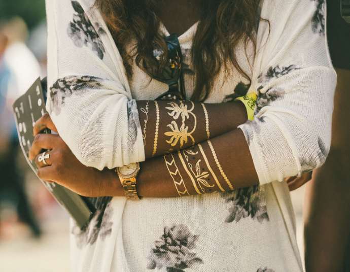 arany matricák a lány karján