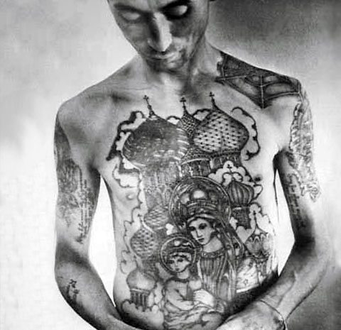 Το τατουάζ του Zonov με τη Μητέρα του Θεού και ένα μωρό στην κοιλιά του