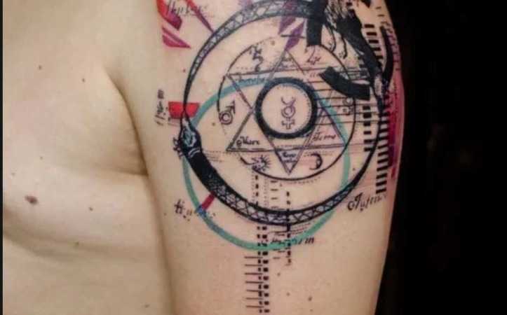 Tetování Davidovy hvězdy na rameni