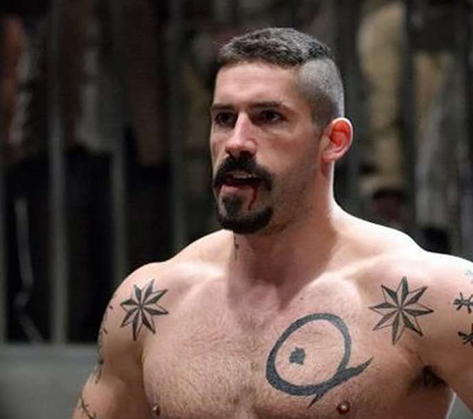 des étoiles sur ses épaules